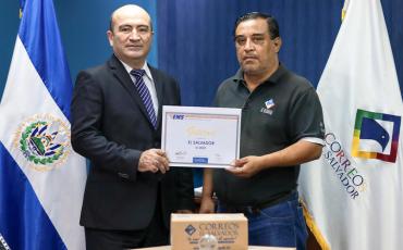 EMS El Salvador receiving their Gold performance award